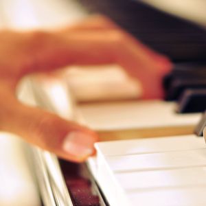 美女的翘臀被踩爆
