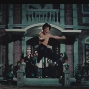 美女的翘臀被踩爆
